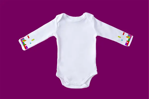 Body blanc enfant avec le motif Tétris exclusivement sur les poignets (manches)