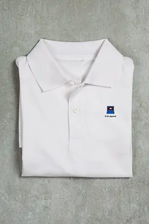 Polo blanc avec le logo de la marque 8 Bit Apparel