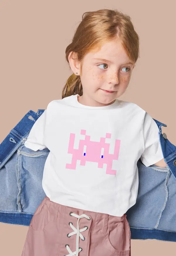 T-Shirt blanc enfant avec le petit monstre de la marque 8 Bit Apparel