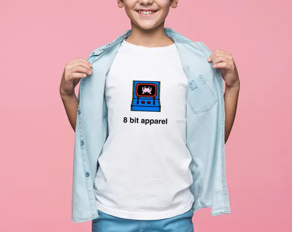 T-shirt blanc enfant avec le logo de la marque 8 Bit Apparel