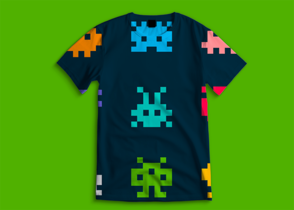 T-shirt bleu foncé avec les petits aliens des Space Invaders