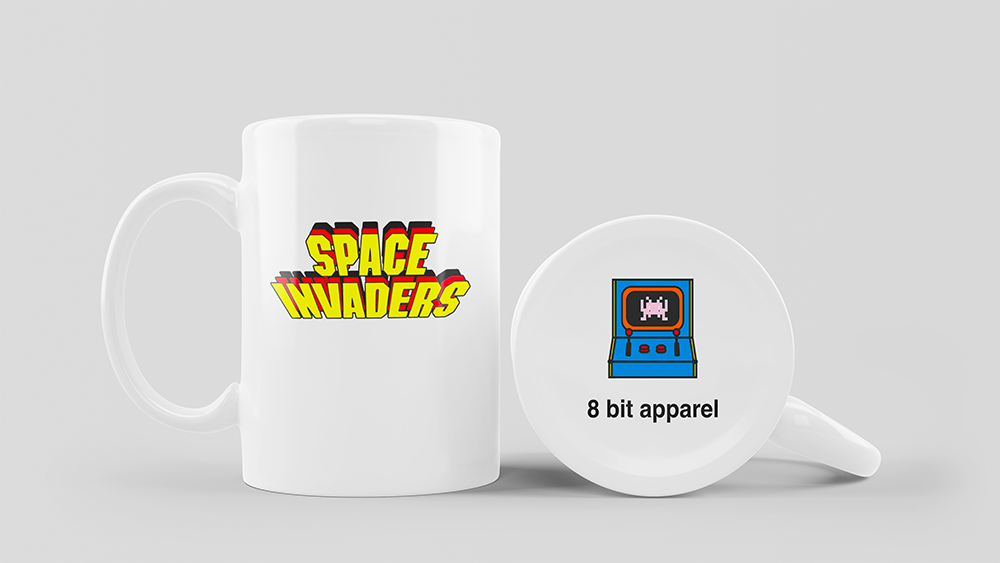 Tasse blanche avec le logo des Space Invaders